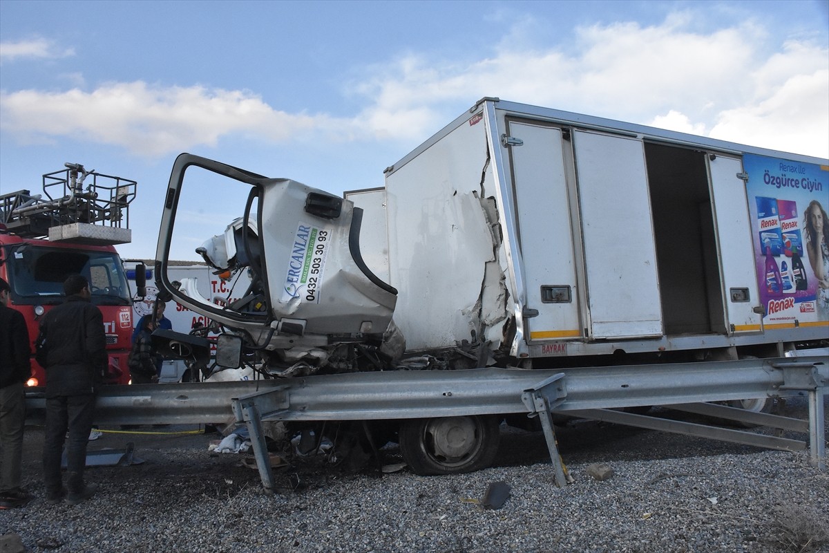 Van'da minibüsle kapalı kasa kamyonetin çarpıştığı kazada 6 kişi öldü, 4'ü ağır 13 kişi...