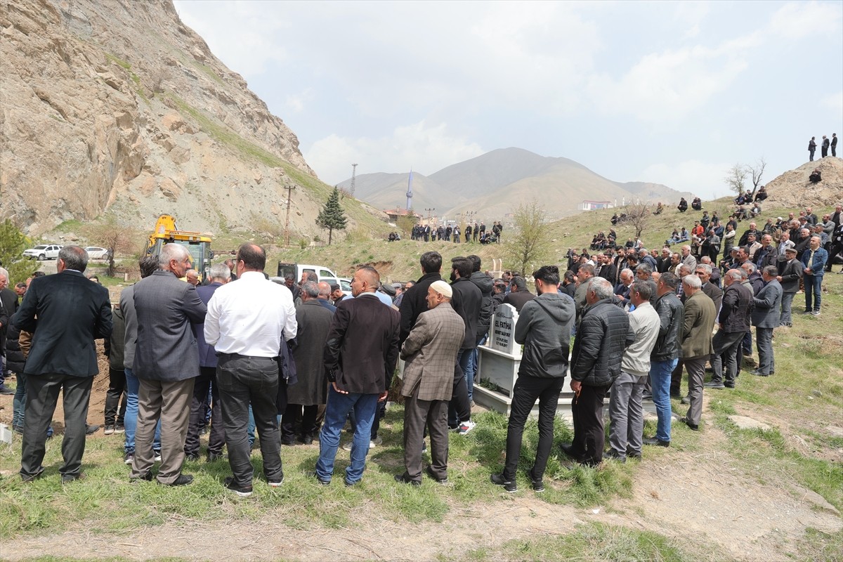 Van'da minibüsle kapalı kasa kamyonetin çarpıştığı kazada hayatını kaybeden 8 kişiden 5'inin...