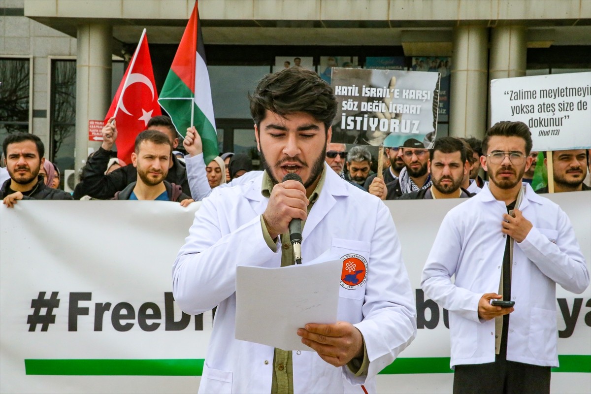 Van'da, Van Yüzüncü Yıl Üniversitesi (YYÜ) Dursun Odabaş Tıp Merkezi önünde bir araya gelen sağlık...