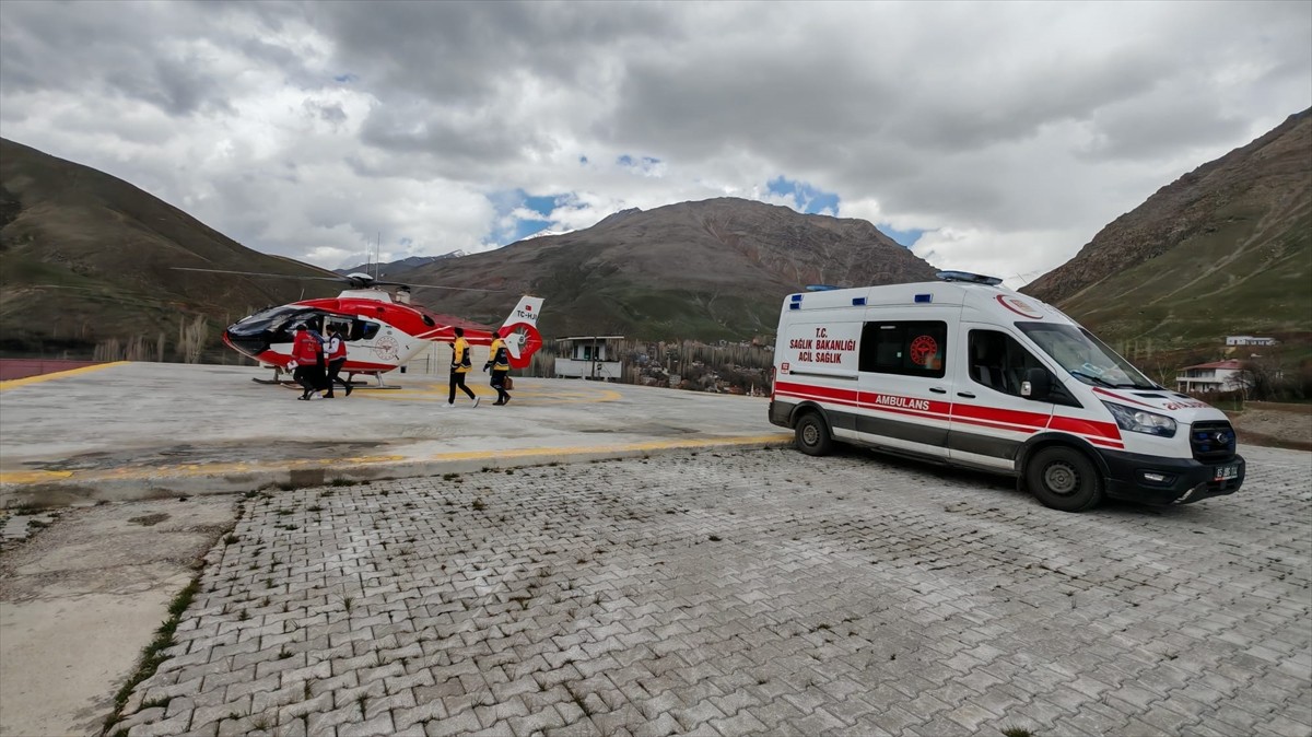 Van'ın Bahçesaray ilçesinde rahatsızlanan hamile kadın, ambulans helikopterle Van Eğitim ve...