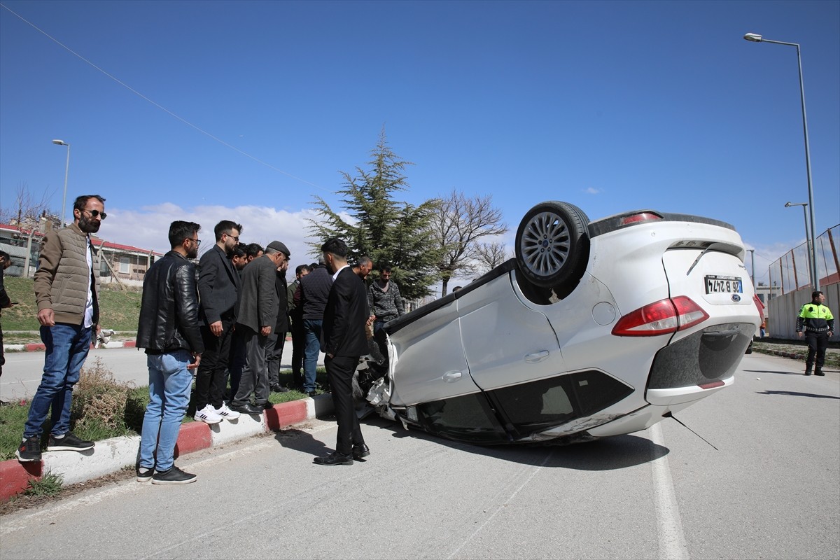 Van'ın Erciş ilçesinde otomobil ile hafif ticari aracın çarpışması sonucu 5 kişi...