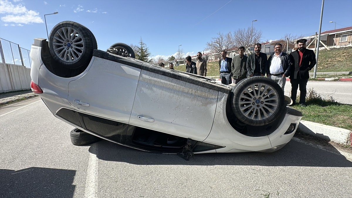 Van'ın Erciş ilçesinde otomobil ile hafif ticari aracın çarpışması sonucu 5 kişi...