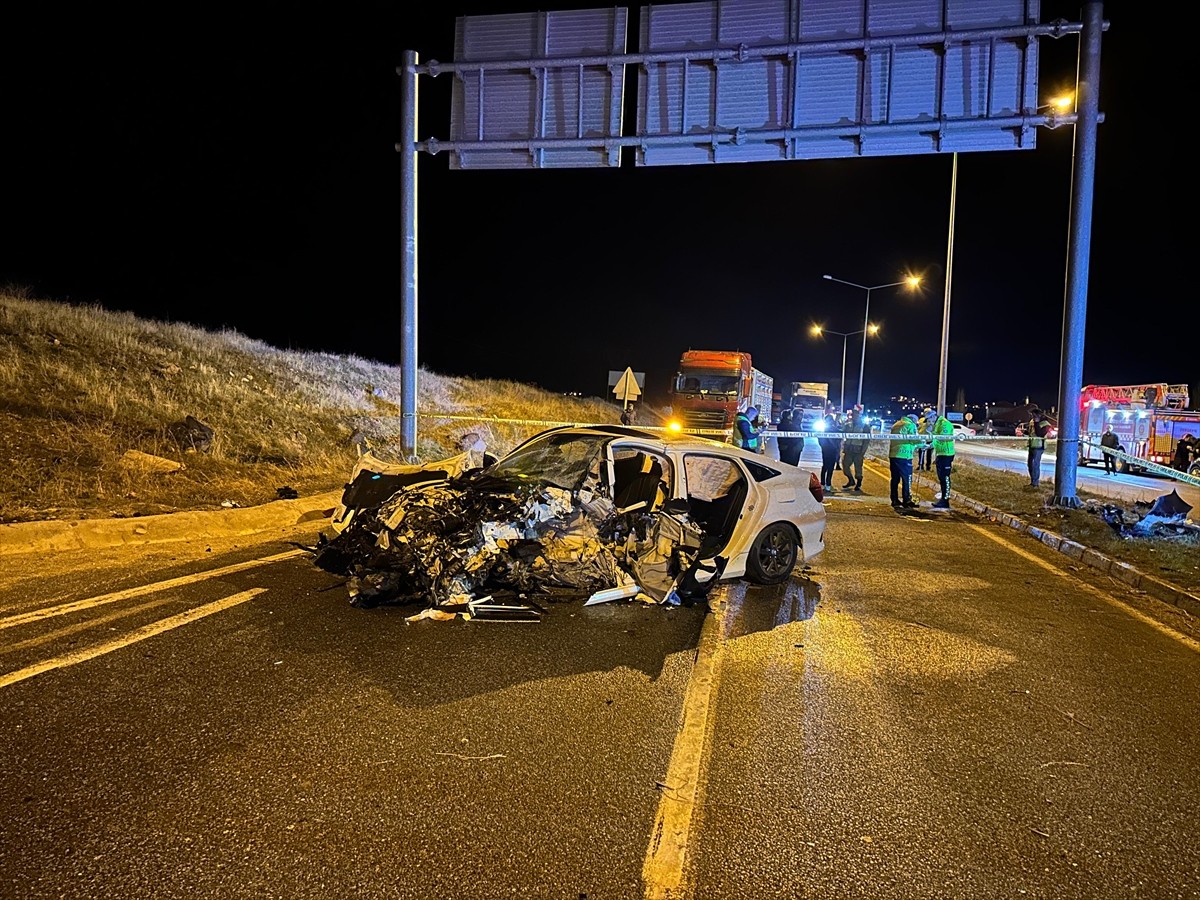 Van'ın Muradiye ilçesinde tabela direğine çarpan otomobildeki 3 kişi öldü, 2 kişi...