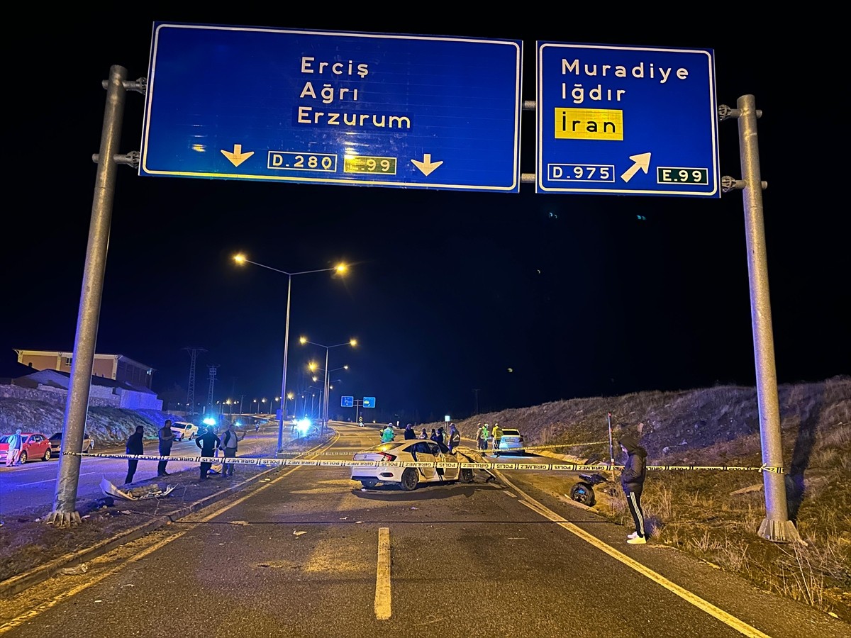 Van'ın Muradiye ilçesinde tabela direğine çarpan otomobildeki 3 kişi öldü, 2 kişi...