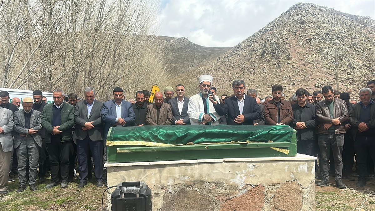 Van'ın Muradiye ilçesindeki trafik kazasında hayatını kaybeden baba ve iki kızı, Erciş Müftüsü...