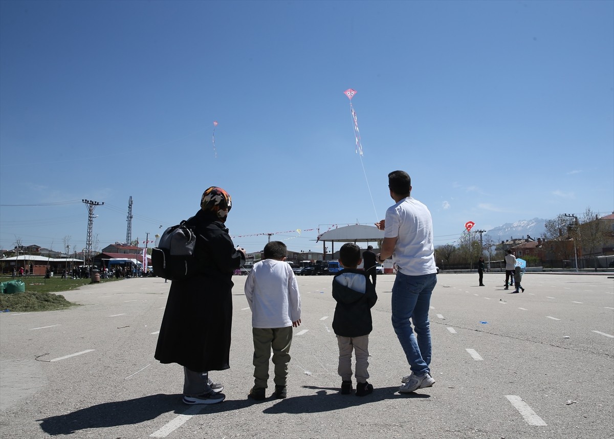 Van Büyükşehir Belediyesi Engelli ve Yaşlı Hizmetleri Daire Başkanlığınca özel gereksinimli...