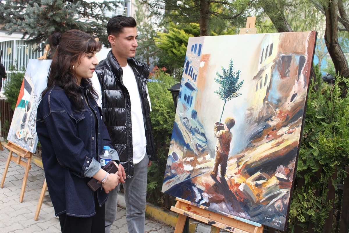 Van Güzel Sanatlar Lisesi öğrencilerince "Filistin'de çocuk olmak" adlı resim sergisi düzenlendi....