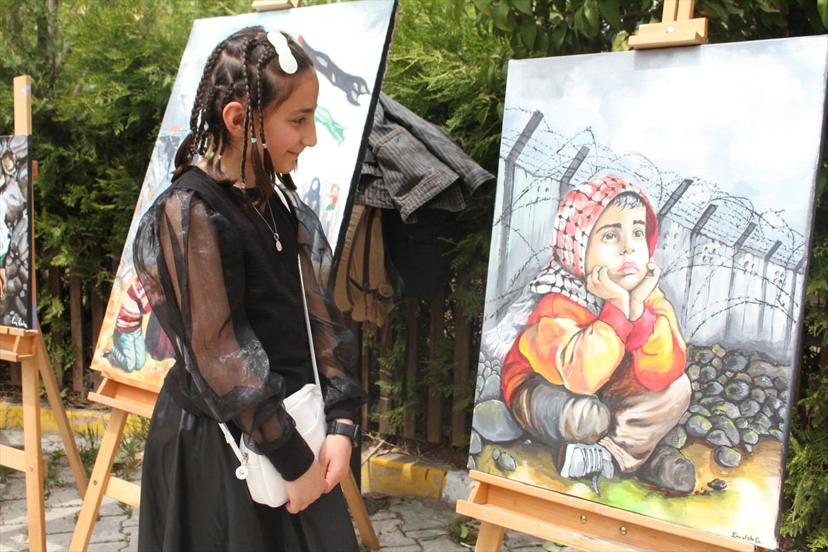 Van Güzel Sanatlar Lisesi öğrencilerince "Filistin'de çocuk olmak" adlı resim sergisi düzenlendi....