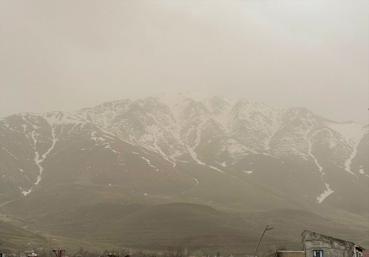 Van semalarında sabah saatlerinde başlayan ve bazı ilçelerde etkisini artıran toz bulutu nedeniyle...