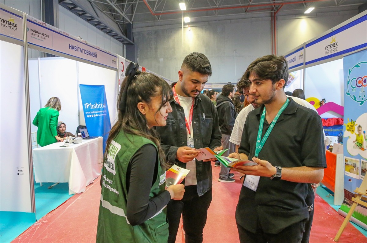 Van Yüzüncü Yıl Üniversitesi (YYÜ) Genç Yeşilay Topluluğu gönüllüleri, kentte düzenlenen şenlik...