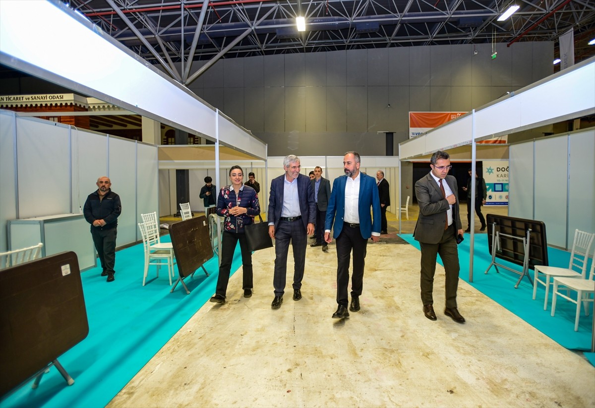 Van Yüzüncü Yıl Üniversitesinin (Van YYÜ) ev sahipliğinde düzenlenecek Doğu Anadolu Kariyer Fuarı...