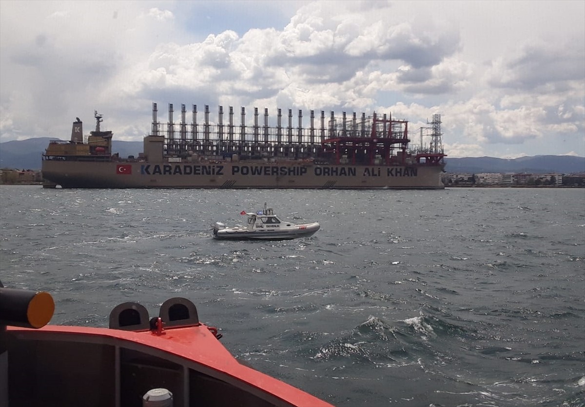 Yalova Demir Sahası'nda karaya oturan enerji gemisini kurtarma çalışmaları devam etti. 