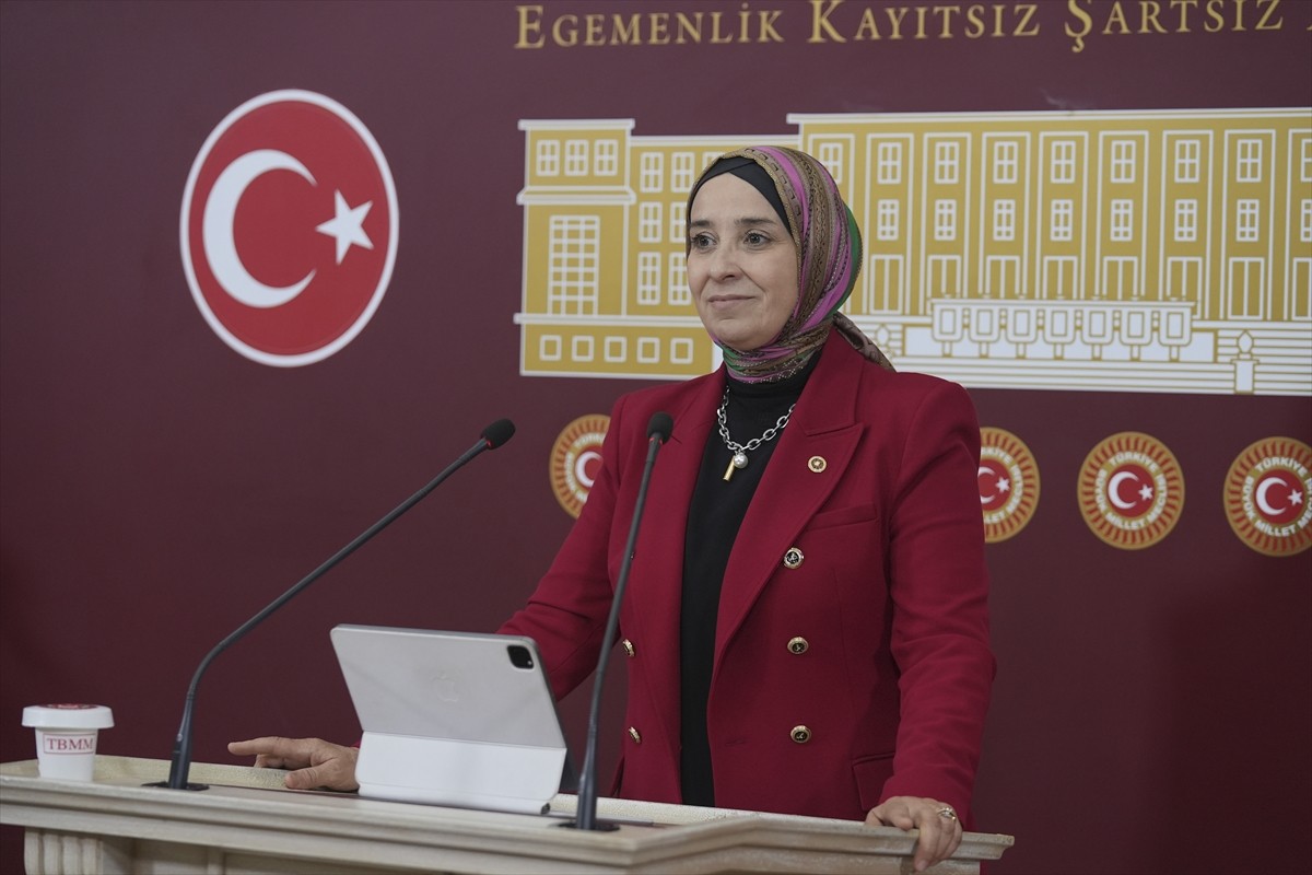 Yeni Yol Partisi İstanbul Milletvekili Elif Esen, TBMM'de düzenlediği basın toplantısında...