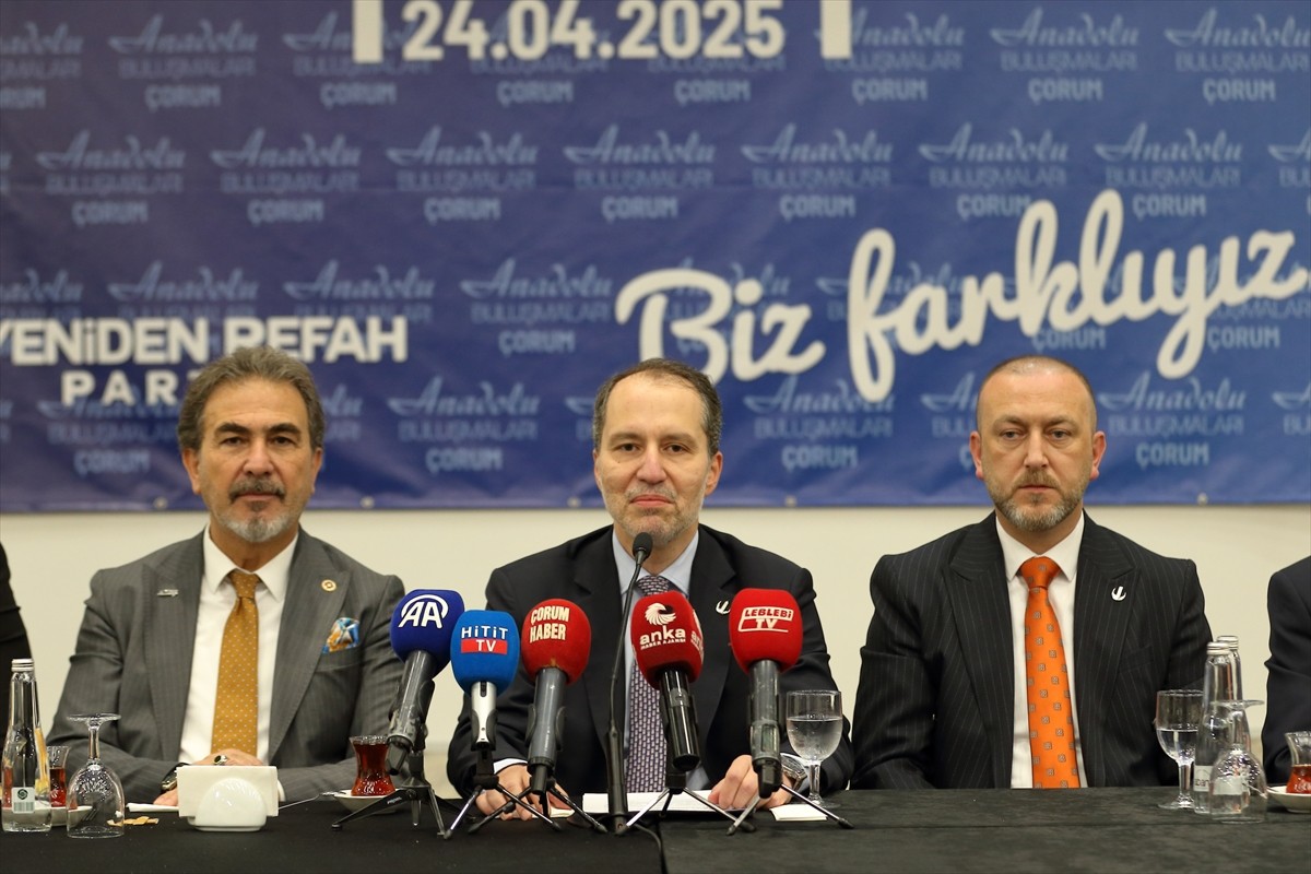 Yeniden Refah Partisi Genel Başkanı Fatih Erbakan, Çorum'daki bir otelde düzenlediği basın...