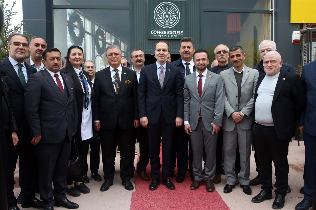 Yeniden Refah Partisi Genel Başkanı Fatih Erbakan, Kastamonu'da basın mensupları ve mahalle...