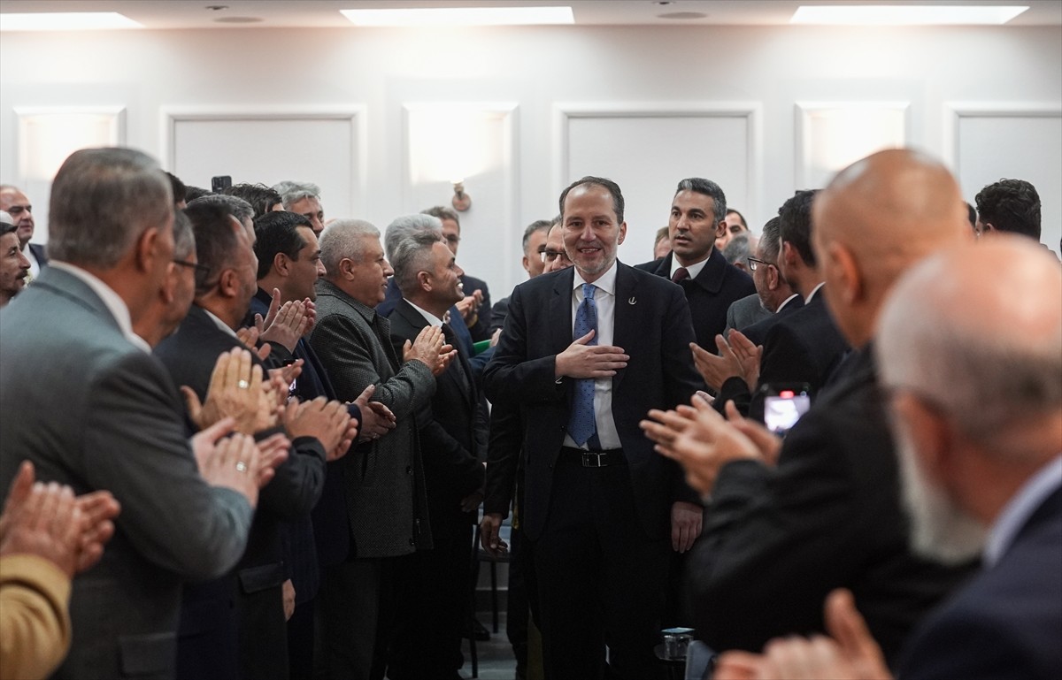 Yeniden Refah Partisi Genel Başkanı Fatih Erbakan, parti genel merkezinde düzenlenen il başkanları...