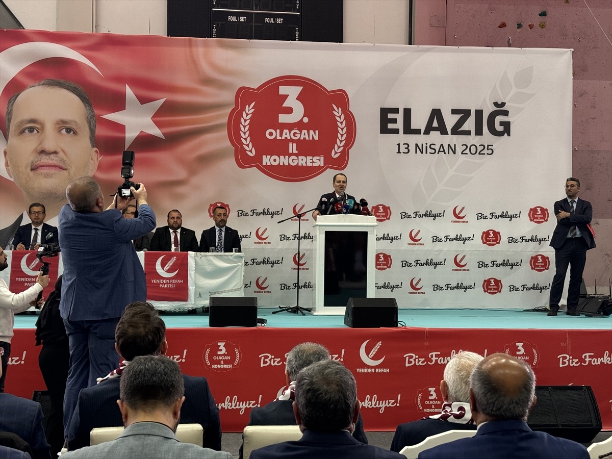 Yeniden Refah Partisi Genel Başkanı Fatih Erbakan, partisinin Elazığ 3. Olağan İl Kongresi'ne...