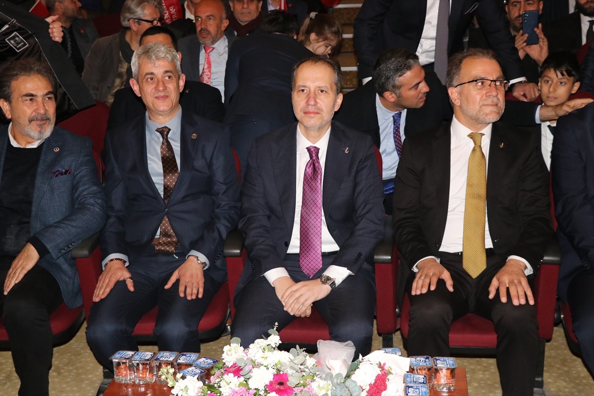 Yeniden Refah Partisi Genel Başkanı Fatih Erbakan (sağ 2), partisinin Kütahya 3. Olağan İl...
