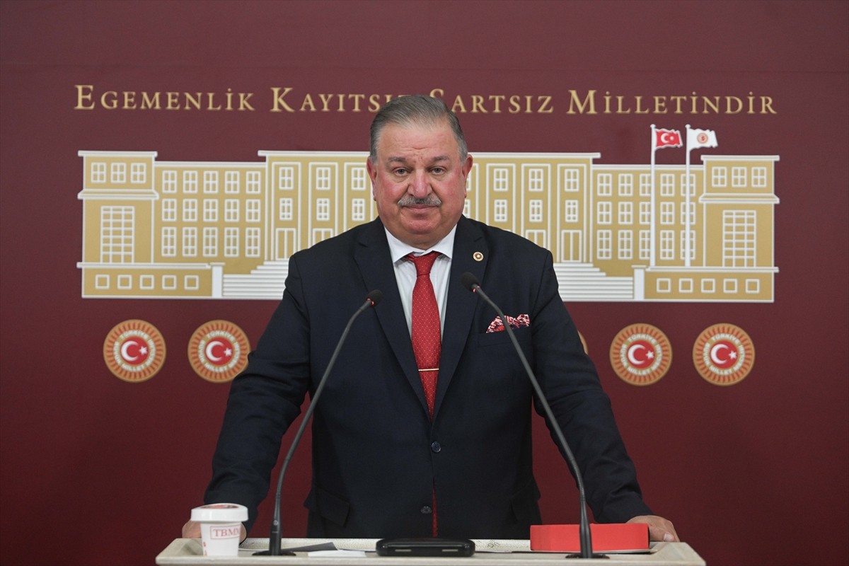 Yeniden Refah Partisi İstanbul Milletvekili Doğan Bekin, TBMM'de basın toplantısı düzenledi.