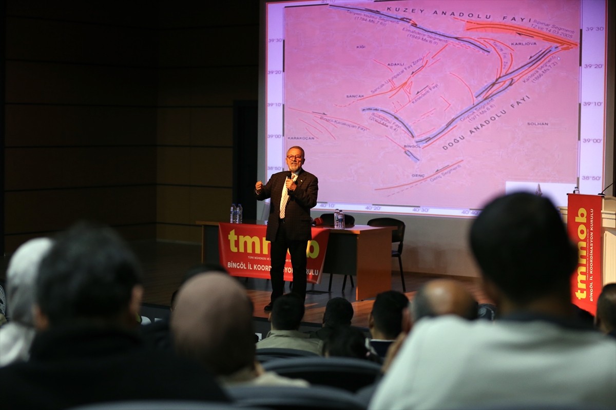 Yer bilimci Prof. Dr. Naci Görür, Bingöl'de Türk Mühendis ve Mimar Odaları Birliği (TMMOB) İl...