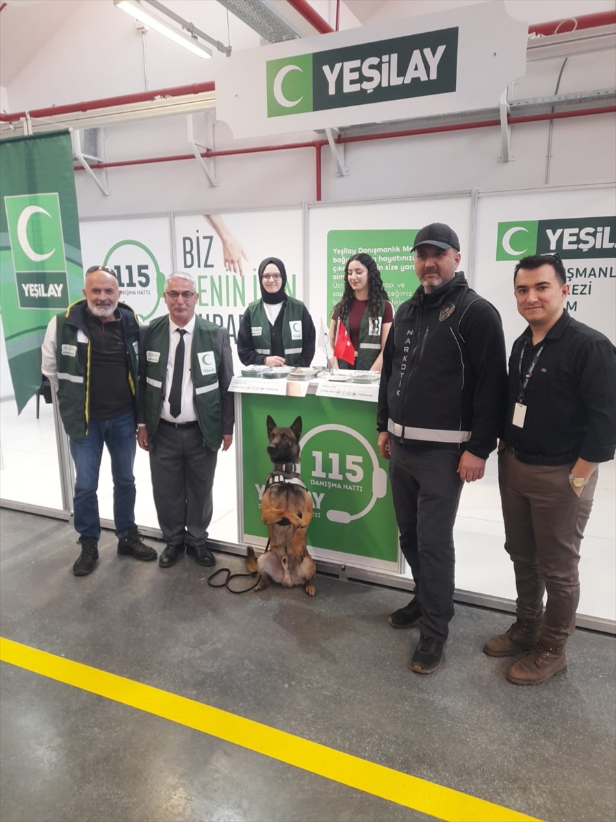 Yeşilay, Aydın'da düzenlenen Devlet Teşvikleri Tanıtım Günleri kapsamında açtığı stantta...