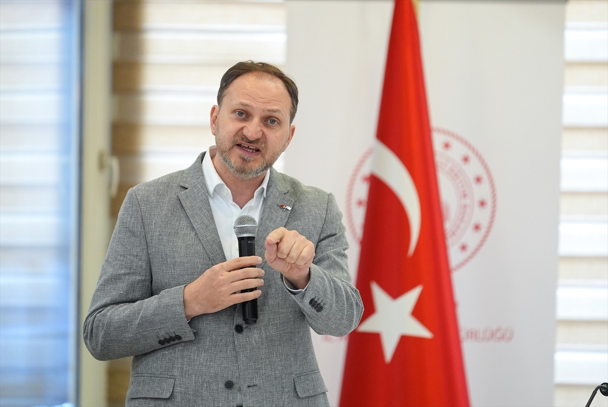 Yeşilay Genel Başkanı Mehmet Dinç, İzmir'in Balçova ilçesindeki bir otelde düzenlenen "Bağımlılık...