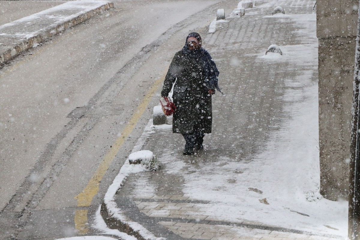 Yozgat'ta kar yağışı etkisini sürdürdü. Beyaz örtüyle kaplanan kentte tarihi mekanlar da güzel...