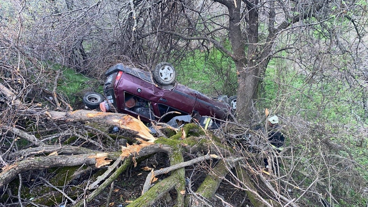 Yozgat'ta otomobilin şarampole devrilmesi sonucu yaralanan 5 kişi tedavi altına alındı. İhbar...