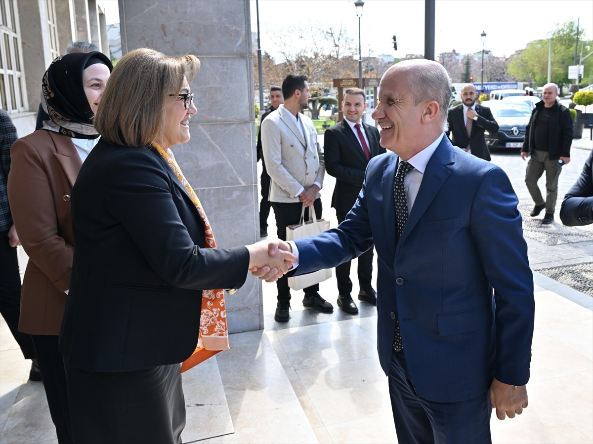 Yükseköğretim Kurulu (YÖK) Başkanı Prof. Dr. Erol Özvar (ortada), Gaziantep Büyükşehir...