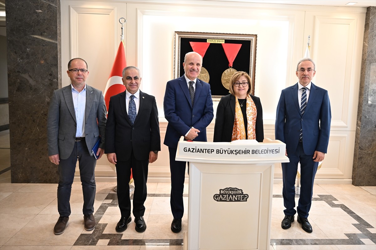 Yükseköğretim Kurulu (YÖK) Başkanı Prof. Dr. Erol Özvar (ortada), Gaziantep Büyükşehir...