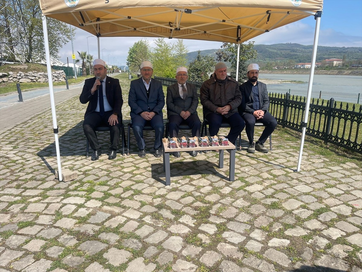 Zonguldak'ın Çaycuma ilçesinden geçen Filyos Çayı üzerindeki köprünün bir bölümünün 6 Nisan...