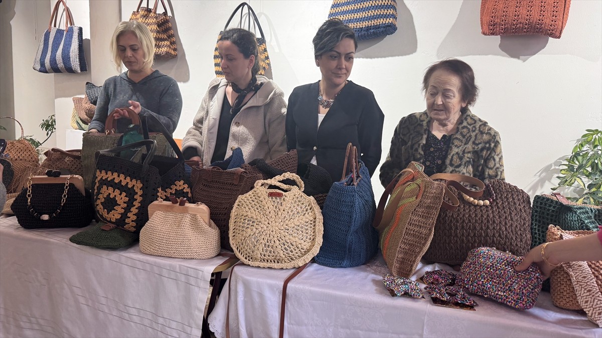 Zonguldak'ta internetten hasır çanta yapımını öğrenen ev hanımı Necla Özçelik (sağda), kendi...