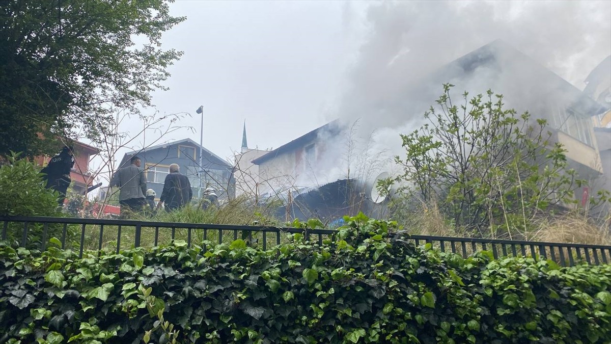 Zonguldak’ta bir gecekonduda çıkan yangında mahsur kalan yaşlı adamı otopark görevlisi...