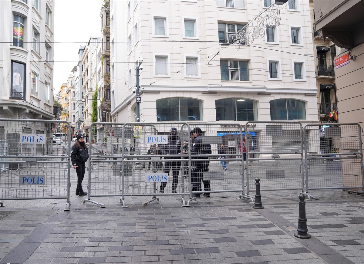 1 Mayıs Emek ve Dayanışma Günü'nde, toplantı ve gösteri yürüyüşü yapılmasına izin verilmeyen...