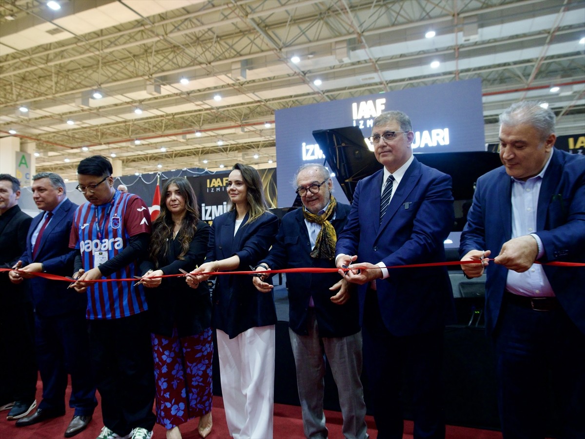 2. Uluslararası İzmir Sanat ve Antika Fuarı (İAAF İzmir) kapılarını açtı. Fuarın açılış...