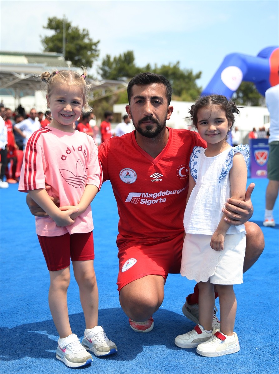 Açık Alan Hokeyi Kadınlar ve Erkekler Süper Ligi'nde şampiyon olan takımların kaptanları ve...