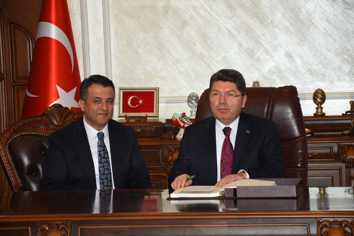 Adalet Bakanı Yılmaz Tunç (sağda), çeşitli programlara katılmak üzere geldiği Samsun'da Büyükşehir...