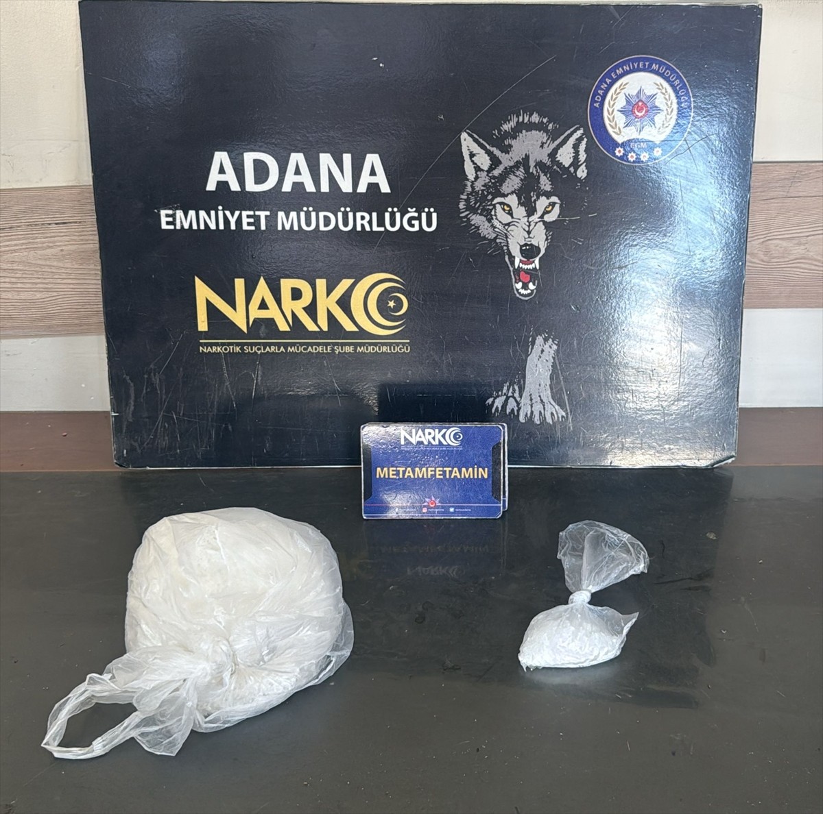 Adana'da 1 kilo 50 gram sentetik uyuşturucu ele geçirilen kamyonetteki 2 şüpheli tutuklandı.