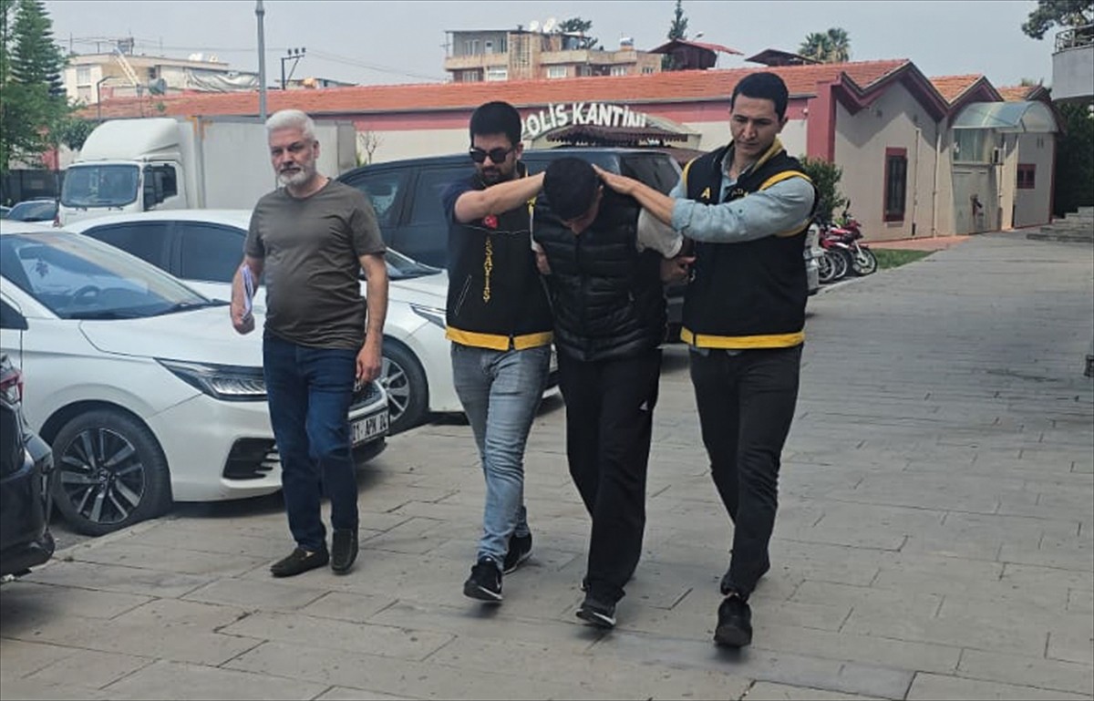 Adana'da 3 iş yerinden hırsızlık yaptığı iddiasıyla gözaltına alınan şüpheli...