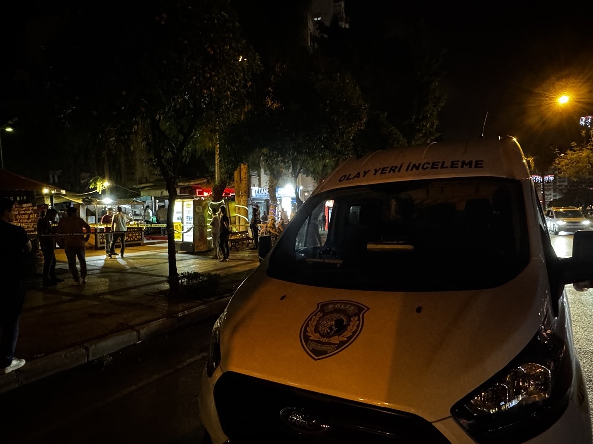 Adana'da bir kişi büfede çalışan eski karısını tabancayla öldürdükten sonra kendisini ağır...