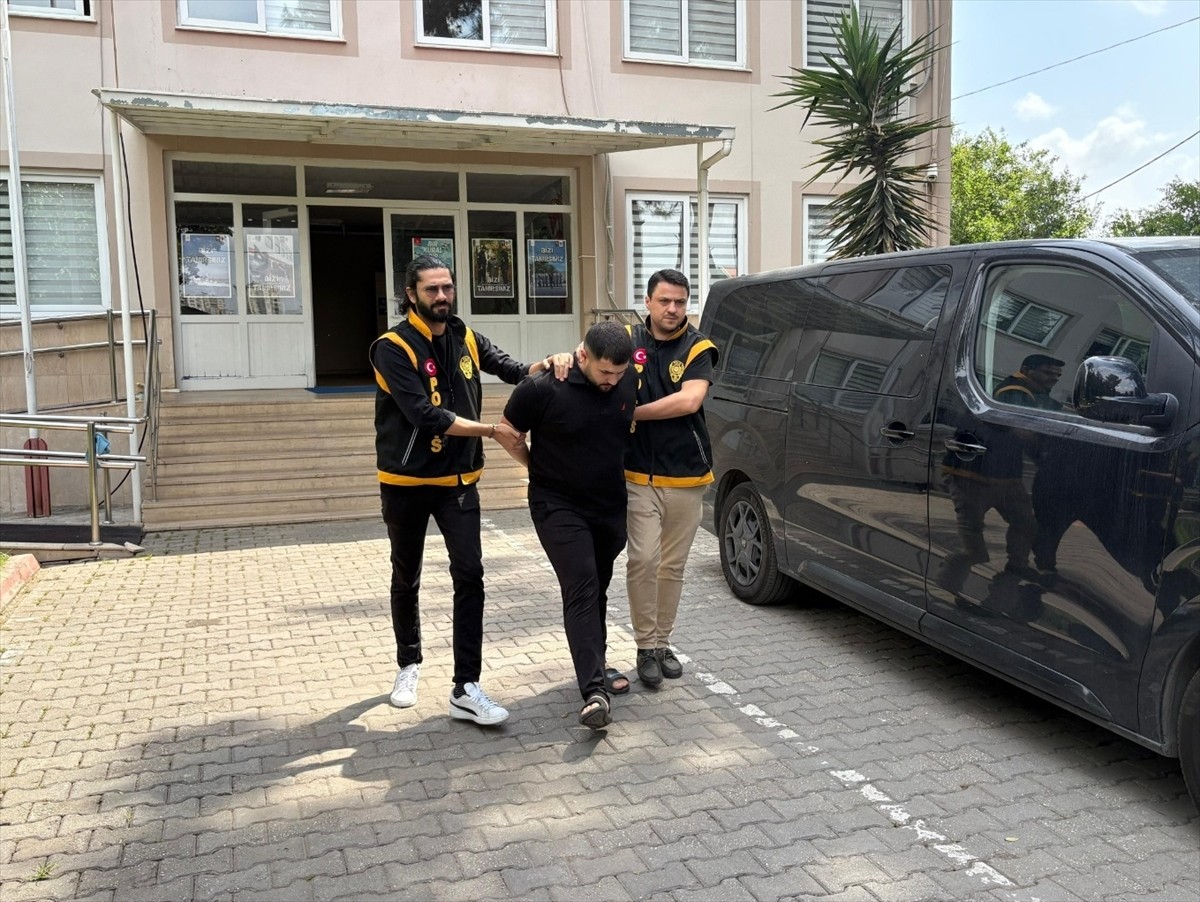 Adana'da, seyir halindeki yolcu minibüsünün penceresinden tabancayla ateş edip kıraathanenin...