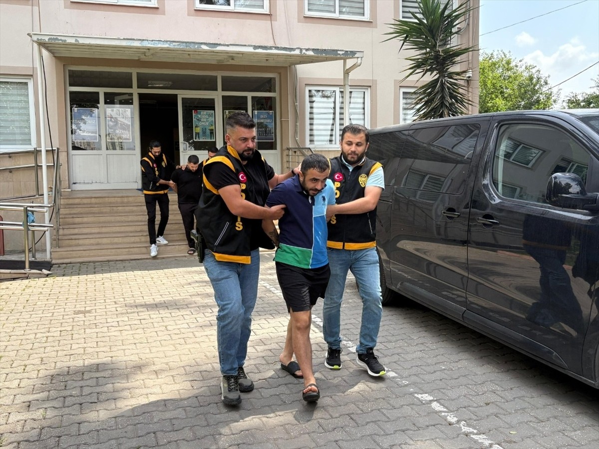 Adana'da, seyir halindeki yolcu minibüsünün penceresinden tabancayla ateş edip kıraathanenin...