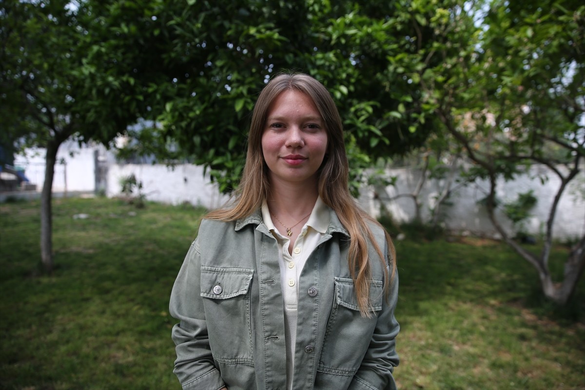 Adana'da tarla ve bahçe ürünleri üretimi yapan Tarım Orman Gençlik Konseyi Üyesi Nihan Işık...