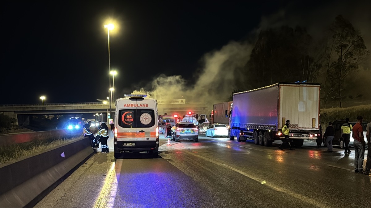 Adana'da Tarsus-Adana-Gaziantep (TAG) Otoyolu Yıldırım Beyazıt Mahallesi civarında iki araca...