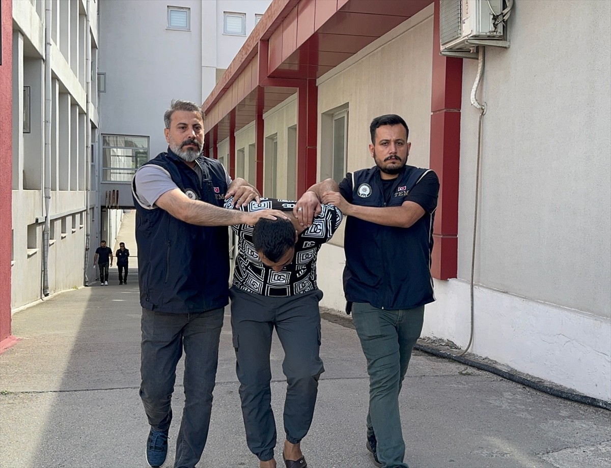 Adana'da terör örgütü DEAŞ'a yönelik operasyonda gözaltına alınan 6 zanlıdan 5’i...