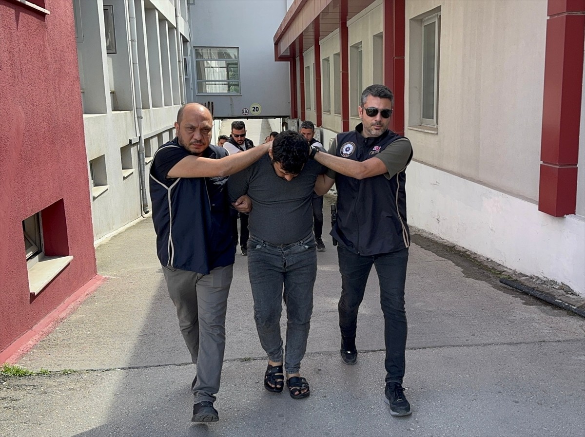 Adana'da terör örgütü DEAŞ'a yönelik operasyonda gözaltına alınan 6 zanlıdan 5’i...