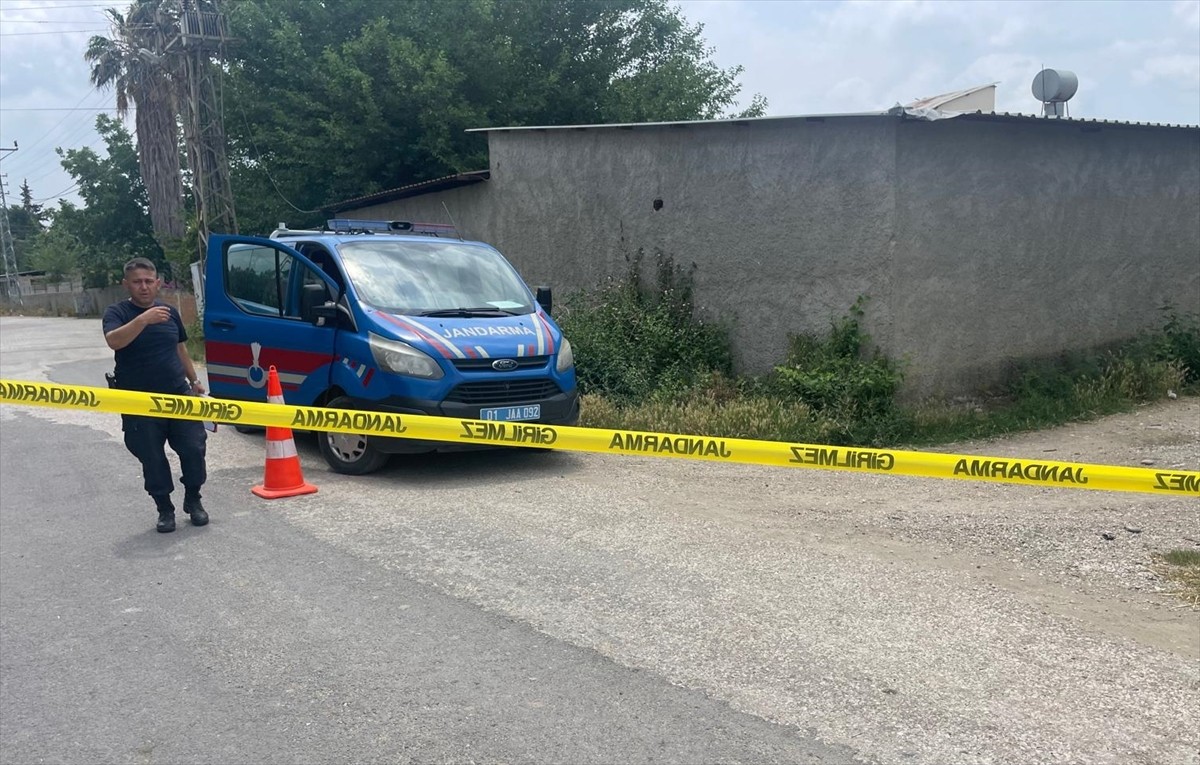 Adana'nın Kozan ilçesinde trafikte çıkan kavgada silahla yaralanan 3 kişi hastaneye kaldırıldı....