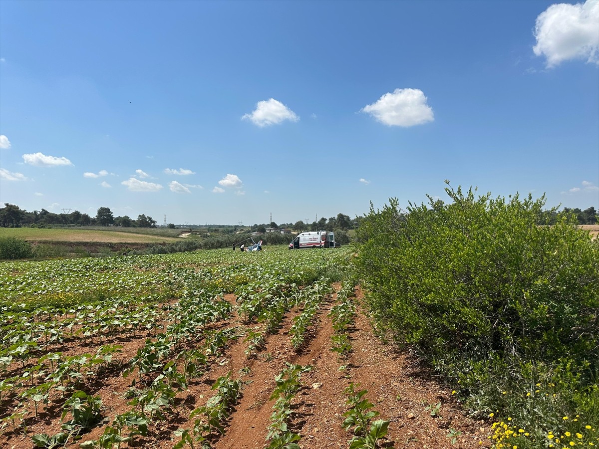 Adana'nın merkez Sarıçam ilçesinde, jandarmanın cayrokopteri araziye sert iniş yaptı.