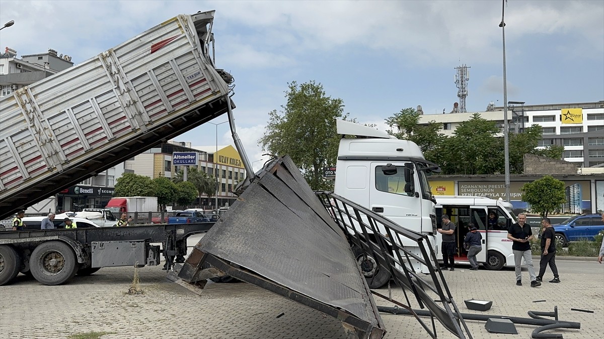 Adana'nın merkez Seyhan ilçesinde, seyir halindeki tırın aniden açılan damperinin çarptığı üst...