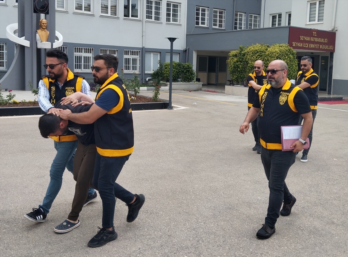 Adana'nın merkez Seyhan ilçesindeki bir evde 3 silah ve çok sayıda mermi ele geçirildi, 3 kardeş...